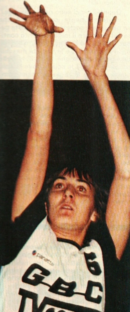 Antonella Galimberti al tiro in maglia GBC Milago (foto Superbasket)